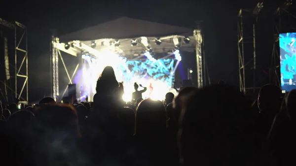 Concert Crowd People Silhouettes Clapping Front Big Stage Lit Spotlights — Stock Photo, Image