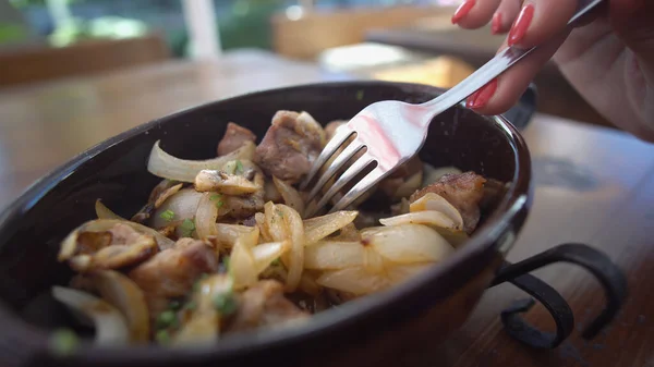 在Ketsi餐厅吃肉食 乔舒利 桌上黏土盘的热肉 — 图库照片