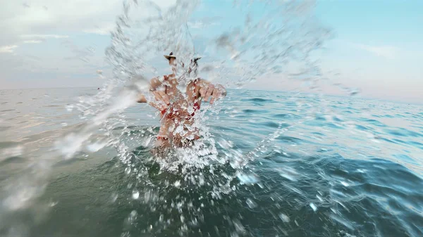 Dívka Slamákem Cákající Moře Užívající Dovolenou Zpomalení — Stock fotografie