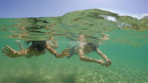 夏休みは ターコイズ ブルーのきれいな水 Gopro でのダイビングで楽しいシュノーケ リングのマスクとカップル ドーム ショット — ストック写真