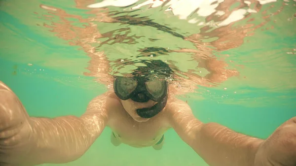 Snorkeling Homme Avec Masque Plongeant Dans Mer Montrant Signe Geste — Photo