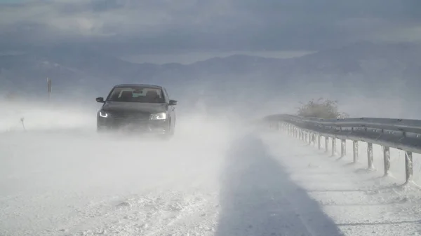 Camino Cerrado Montaña Invierno Con Intensa Tormenta Nieve Ventisca Deriva — Foto de Stock