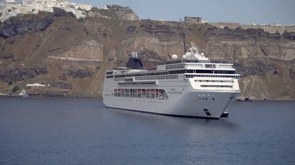 Gran Ferry Marítimo Está Amarrado Puerto Athinios Isla Santorini Los —  Fotos de Stock