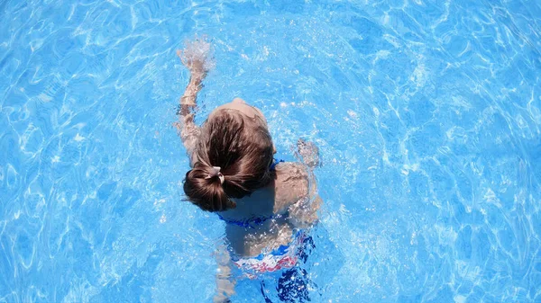 Vista Dall Alto Della Bambina Che Nuota Piscina Con Pinne — Foto Stock