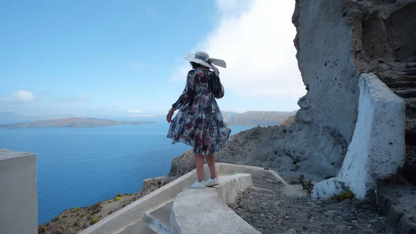 Mujer Vestido Disfrutar Isla Santorini Las Escaleras Corazón Santorini Iglesia — Foto de Stock