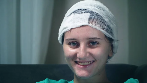 Šťastná Dívka Zotavena Operace Obvazem Hlavě Úsměvem Kameru — Stock fotografie