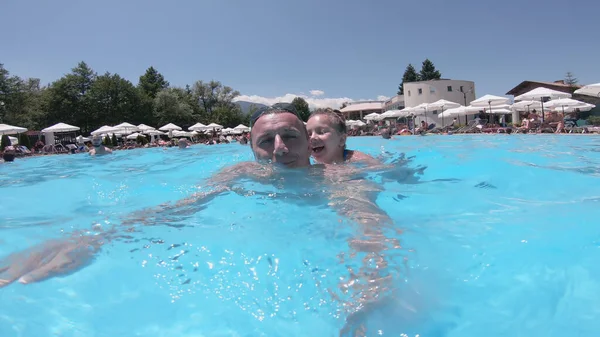 Vater Und Tochter Spielen Schwimmbad Mit Mädchen Auf Mann — Stockfoto