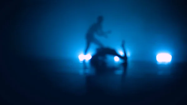 Pareja Ballet Profesional Romántica Practicando Movimientos Escenario Oscuro — Foto de Stock