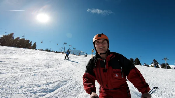 Uomo Sella Allo Sci Con Bastone Selfie Mano — Foto Stock