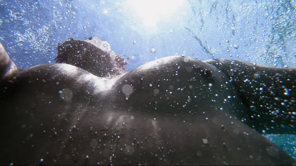 Serbest Yüzücü Bacakları Denizde Emekleme Stili Sualtı Ağır Çekim Görüntüsü — Stok fotoğraf