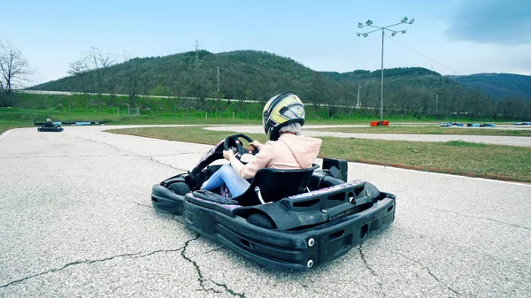 Tiener Driver Drive Kart Outdoor Track Filmische Steadicam Schot — Stockfoto