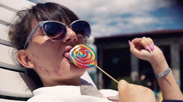 Adolescente Avec Des Lunettes Soleil Lécher Sucette Profiter Soleil — Photo