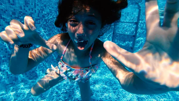 Niña Feliz Haciendo Muecas Divertidas Bajo Agua Piscina — Foto de Stock