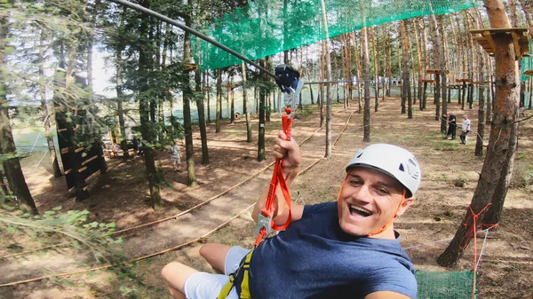 Oameni Fericiți Alunecând Zipline Cărucior Rutier Extreme Pădure Link Siguranță — Fotografie, imagine de stoc