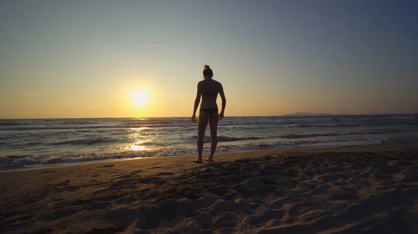 Gezonde Vrouw Aan Zee Bij Zonsondergang Doen Gymnastiek Oefeningen — Stockfoto