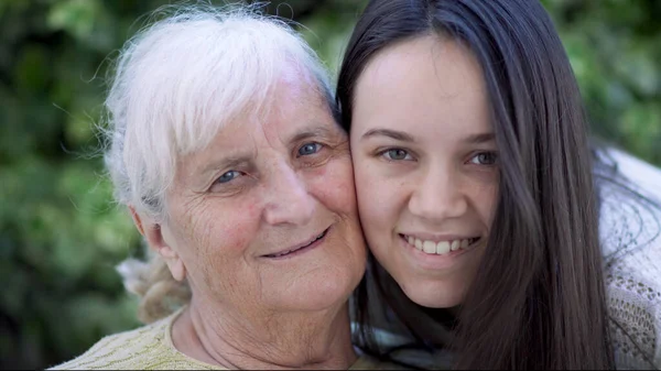 Glad Äldre Kvinna Med Barn Njuter Solig Dag Omfamna Utomhus — Stockfoto