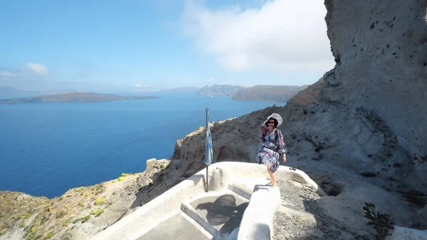Santorini 'nin Kalbi ve Agios Nikolaos Ortodoks Kilisesi' nin merdivenlerinde Santorini adasının keyfini çıkarın.