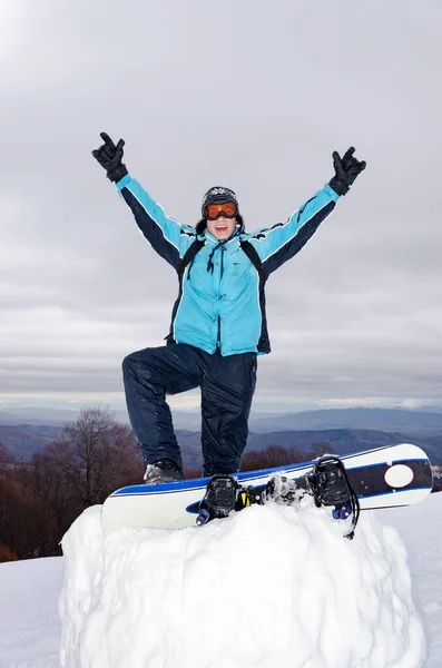 Snow Boarder Chłopiec Stojący Śniegu Zwycięstwem Pozować Ręce Górę — Zdjęcie stockowe