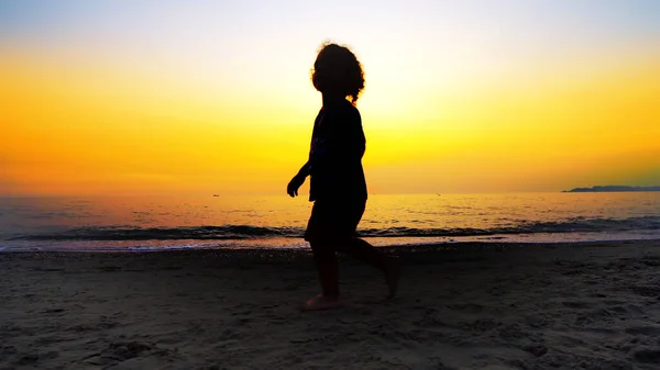 Miúdo Correr Pela Praia Com Sol Brilhar Fundo — Fotografia de Stock