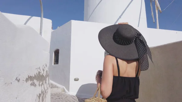 Mulher Nova Uma Roupa Elegante Preta Chapéu Andando Cidade Oia — Fotografia de Stock