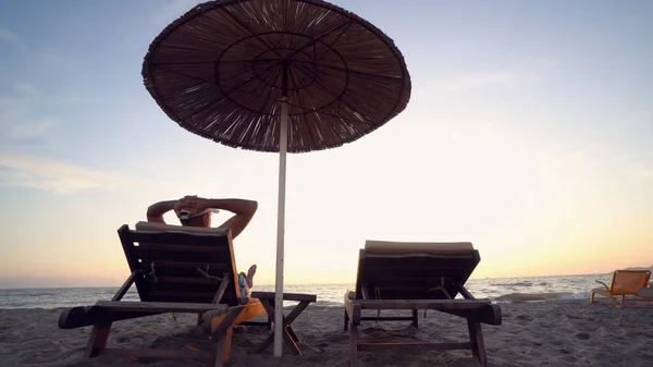 Enjoying Life Back Side Young Man Looking Sea Vacations Lifestyle — Stock Photo, Image