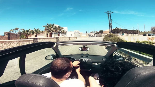 Paar Cabrio Rijden Langs Het Santorini Eiland Huwelijksreis Romantische Road — Stockfoto