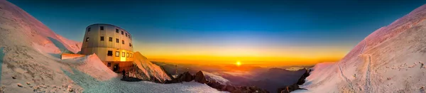 Zachód Słońca Panoramę Refuge Gouter 3835 Popularnym Punktem Wyjścia Dla — Zdjęcie stockowe