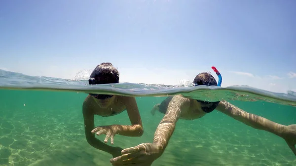 Pár Šnorchlování Masky Baví Letní Prázdninové Potápění Tyrkysově Čistou Vodu — Stock fotografie