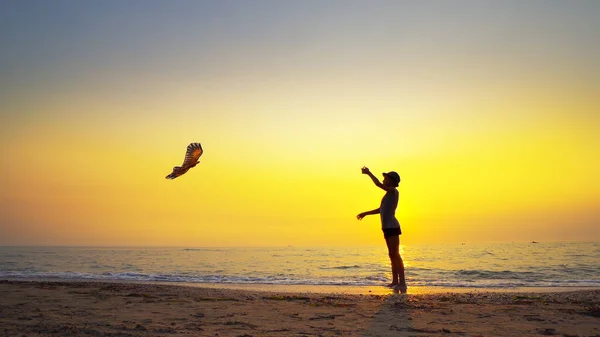 Boy Lançar Papagaio Correndo Praia Pôr Sol Tiro Steadicam Cinematográfico — Fotografia de Stock