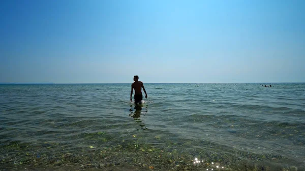 Красивий Спортсмен Чоловік Виходить Води Морському Пляжі Кінематографічний Бій — стокове фото