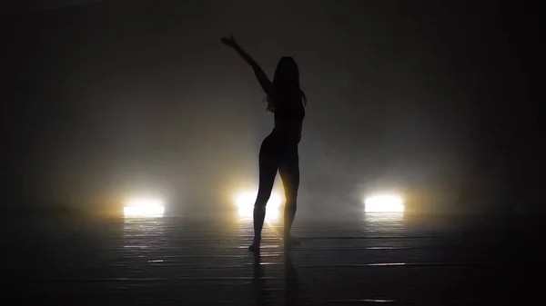 Junge Schöne Zeitgenössische Ballerina Auf Rauchbühne Tanzt Modernes Ballett — Stockfoto