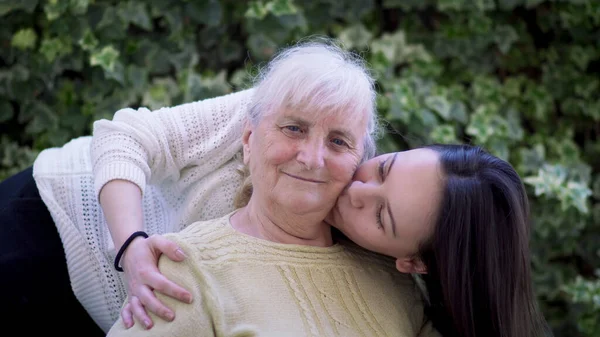 Retrato Mujer Sonriente Abrazando Besando Abuela Aire Libre Cámara Lenta —  Fotos de Stock