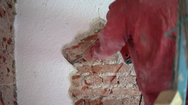 Bouwvakker Sloopt Oude Bakstenen Muur Met Elektrische Hamer — Stockfoto