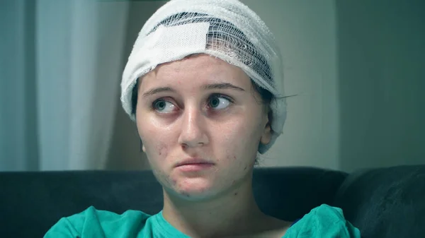 Retrato Jovem Triste Com Lesões Cabeça Com Uma Bandagem Gaze — Fotografia de Stock