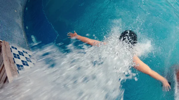 プールにいる女性の背中に水が噴き出す — ストック写真