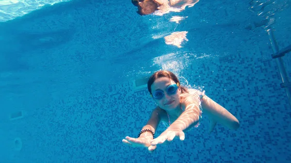 Menina Com Óculos Mergulho Uma Piscina Resort Luxo — Fotografia de Stock