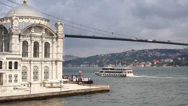 Crucero Bajo Puente Del Bósforo Estambul Turquía — Foto de Stock