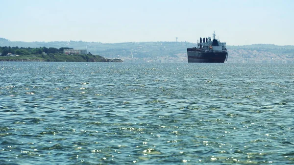 Frachtschiff Mit Containern Der Tiefsee Nähert Sich Einem Hafen Thessaloniki — Stockfoto