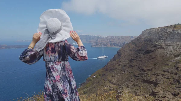 Turista Feminina Desfrutando Vista Ilha Vulcânica Levantando Ambas Mãos Início — Fotografia de Stock