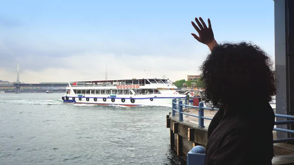 Mulher Hispânica Acena Barco Ponte Galata Istambul Uma Cidade Estreito — Fotografia de Stock