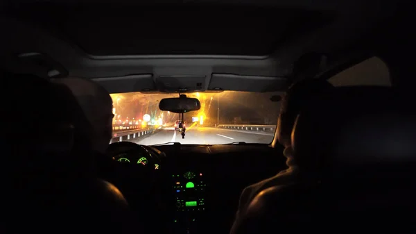 Pasangan Drive Membayar Tol Untuk Jalan Tol Malam Hari — Stok Foto