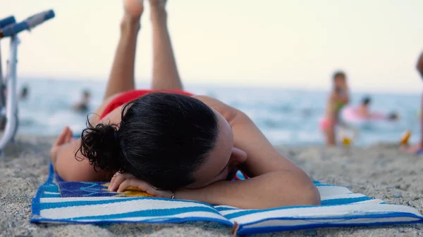 Vacker Tonåring Flicka Med Freackles Njuter Sanden Full Strand Med — Stockfoto