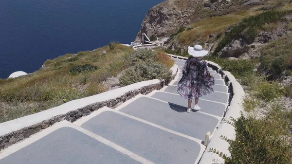 Travel Tourist Happy Woman Waking Stairs Santorini Řecké Ostrovy Řecko — Stock fotografie