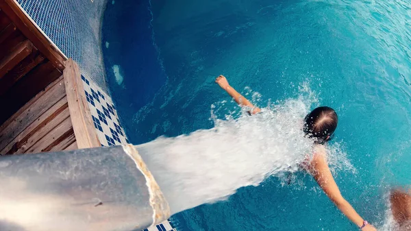 Water Spuiten Rug Van Een Vrouw Het Zwembad — Stockfoto