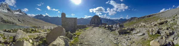 Bergsee Und Bergkette Der Nähe Der Schutzhütte Vittorio Emanuele Auf — Stockfoto