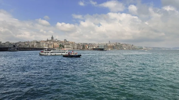 Круиз Туристических Катерах Городским Пейзажем Мостом Через Пролив Босфор Стамбуле — стоковое фото