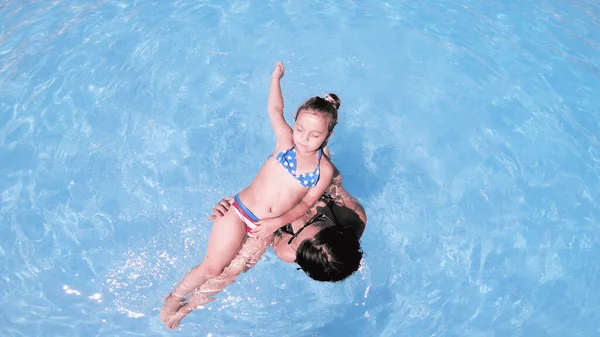 Boldog Családi Anya Lánya Mosolyog Forog Miközben Úszás Szabadtéri Nyári — Stock Fotó