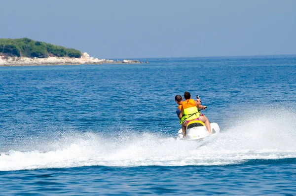 Parejas Jóvenes Jet Ski Océano Tropical Concepto Vacaciones — Foto de Stock