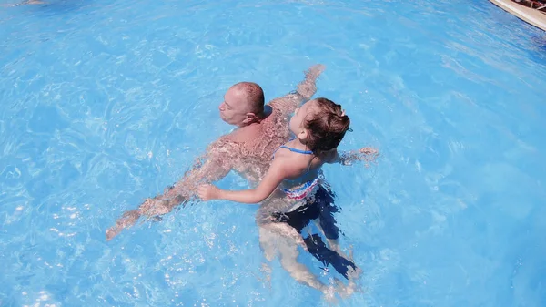 Father Daughter Playing Swimming Pool Girl Riding Man — Stock Photo, Image