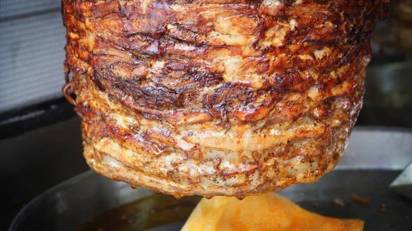 トルコの鶏ドナーケバブ回転唾を吐く クローズアップ — ストック写真